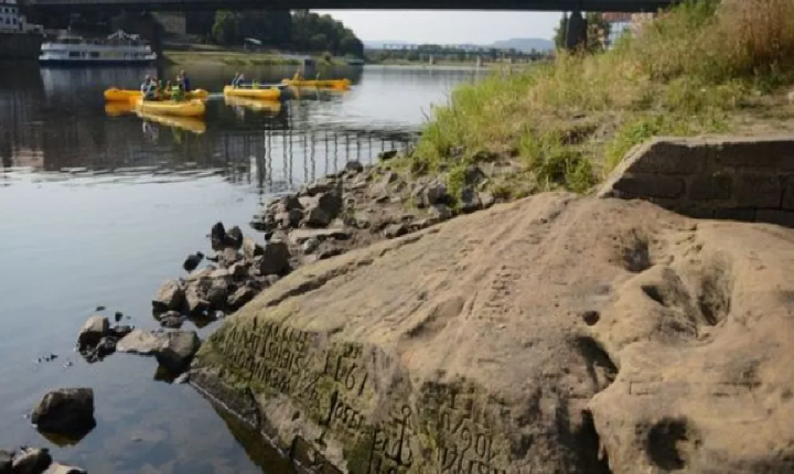 As sinistras 'pedras da fome' reveladas em rios da Europa após período de seca