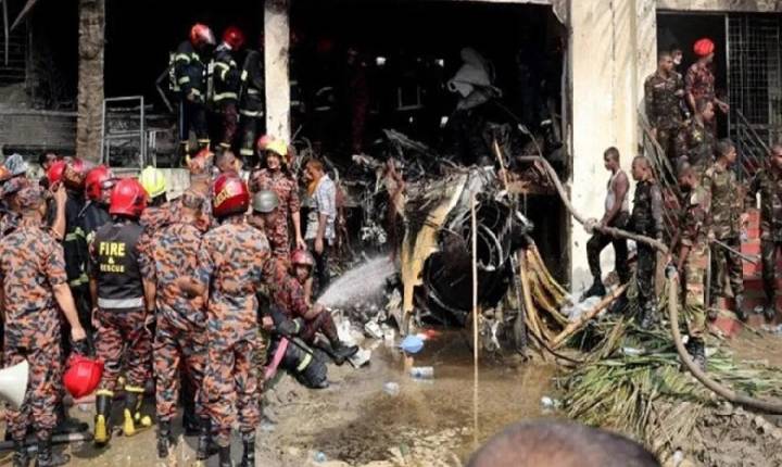 Avião da Força Aérea de Bangladesh cai em universidade e deixa pelo menos 19 mortos