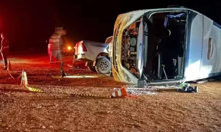 Batida violenta faz ônibus tombar e deixa vários trabalhadores feridos, a cerca de 265 quilômetros de Campo Grande