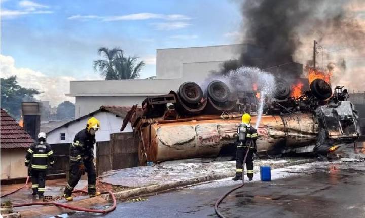 Caminhão-tanque carregado de etanol explode, fogo atinge casas e deixa 4 pessoas feridas, em Rio Verde