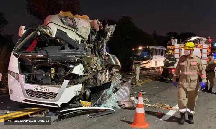 Colisão entre caminhão e micro-ônibus deixa mortos na BR-153 em Goiás