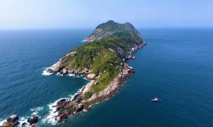 Como é a ilha das cobras e como ela entrou no radar do maior influencer do mundo