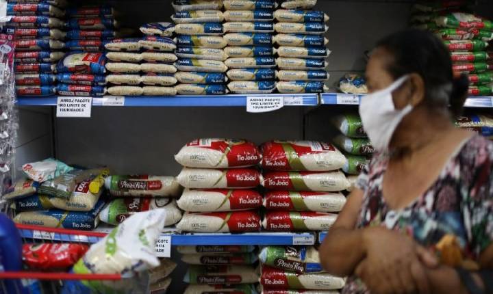 Depois de disparada nos preços, vendas de arroz estacionam e sobra estoque