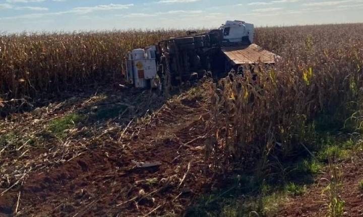 Durante ultrapassagem, caminhão prancha colide em trator e ambos vão parar em lavoura de milho em Chapadão do Céu