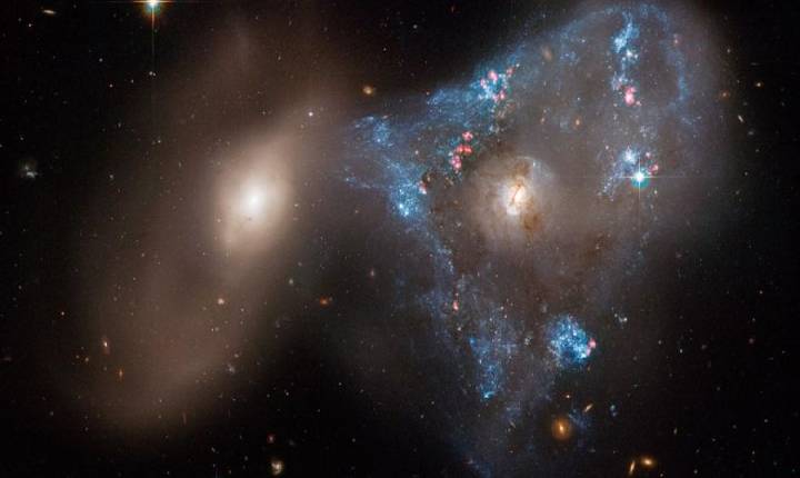 Estranha forma triangular entre duas galáxias é fotografada por Telescópio Hubble