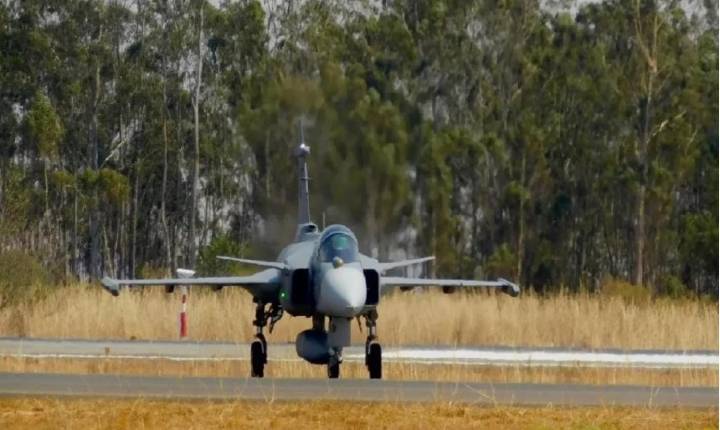 F-39 Gripen: Novo caça de combate do Brasil chega à Base Aérea de Anápolis