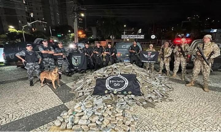 GO: PM apreende arsenal e quase 2 toneladas de maconha escondidas em máquina agrícola