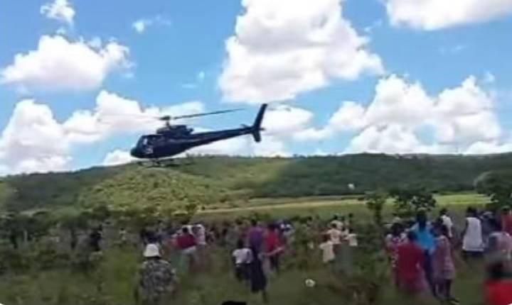 Helicóptero de frigorífico joga carne para moradores em Aparecida de Goiânia