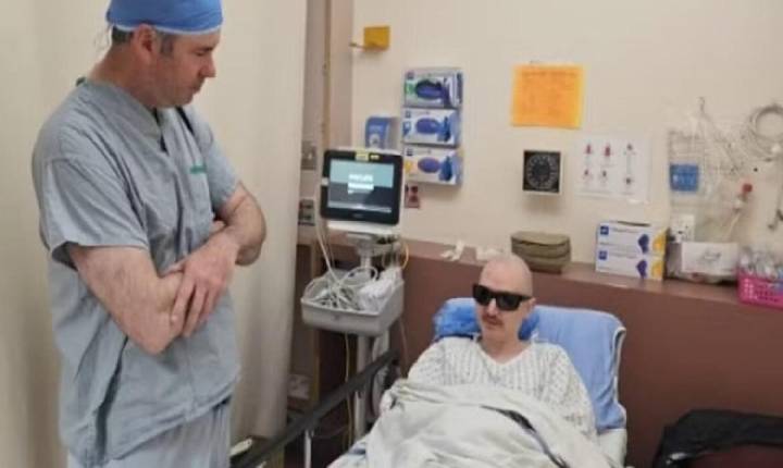 Homem cego tem dente implantado em olho e volta a enxergar