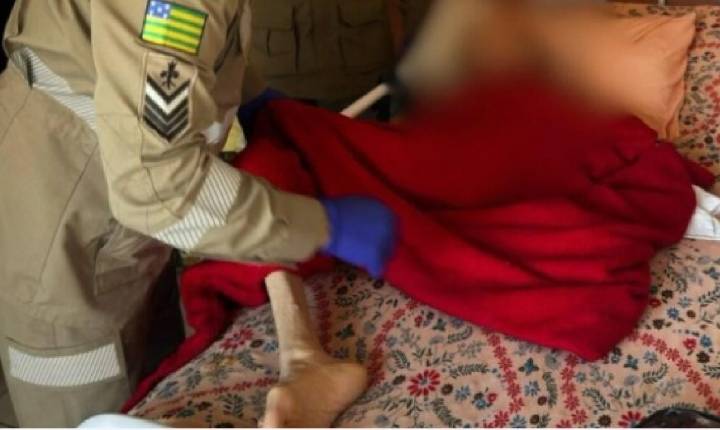 Homem é preso por deixar a mãe idosa amarrada na cama e sem comida, em Goiânia