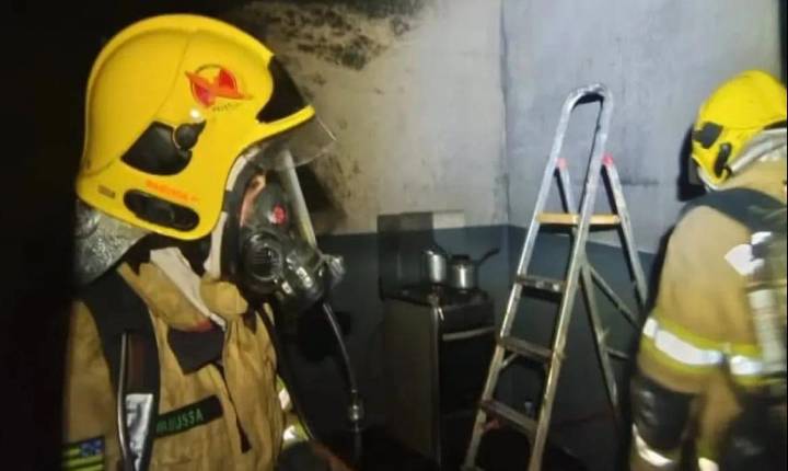 HOMEM É RESGATADO DE DENTRO DE BANHEIRO DURANTE INCÊNDIO EM RIO VERDE