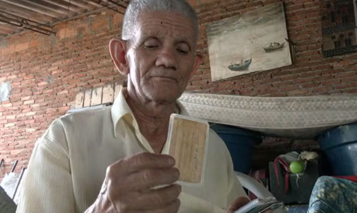 Idoso dado como morto pela 2ª vez segue sem receber aposentadoria e faz bicos para sobreviver em Goiás