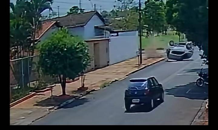 IMAGENS IMPRESSIONANTES MOSTRAM MOMENTO EM QUE VEÍCULO CAPOTA E PARA EM PÉ APÓS COLISÃO EM JATAÍ