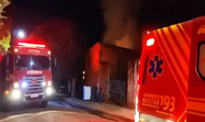 Incêndio destrói casa e deixa idoso ferido em Paranaíba