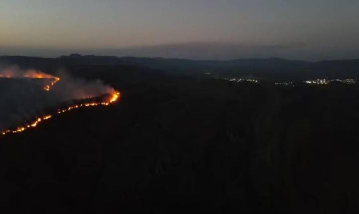 Incêndio na Chapada dos Veadeiros: cerca de 100 pessoas se revezam 24 horas para evitar que fogo chegue a parque naciona