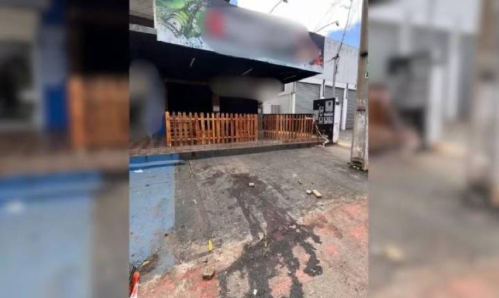Jovem é morto a facadas na frente da mãe em praça, diz polícia