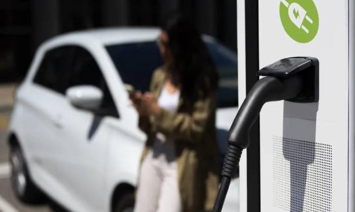 Juíza proíbe ponto de recarga particular para carro elétrico em garagem de condomínio
