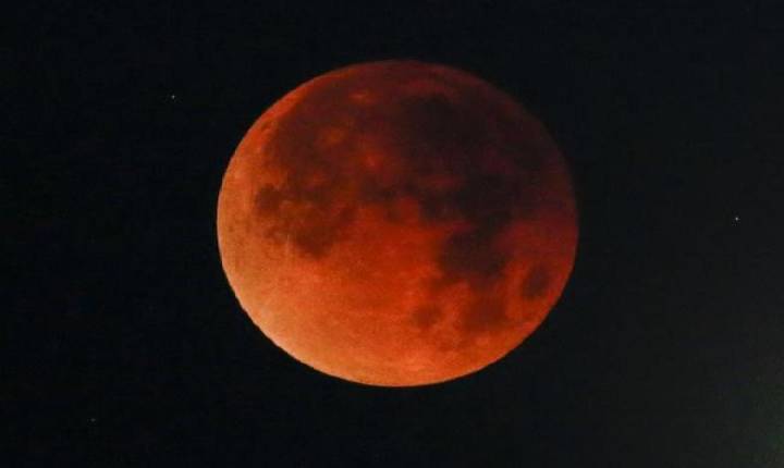 Lua avermelhada encanta mas é mau sinal em vários pontos do Brasil