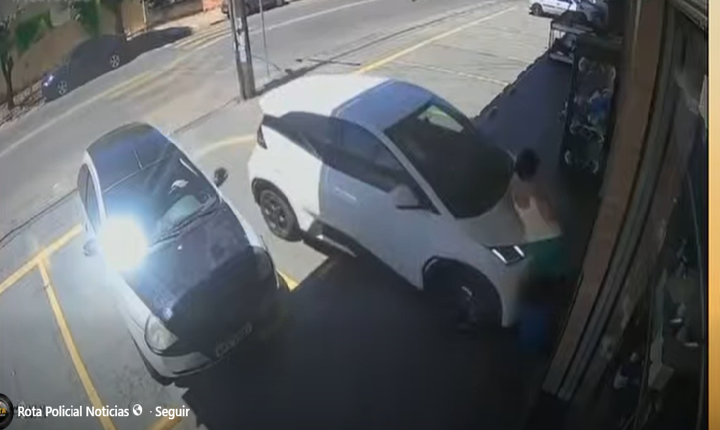 MOTORISTA QUE ATROPELOU E PRENSOU MULHER CONTRA PAREDE DISSE QUE CONFUNDIU OS PEDAIS DO CARRO, DIZ POLÍCIA