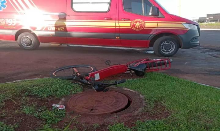 Mulher fica ferida ao sofrer acidente entre bicicleta elétrica e ônibus em Chapadão do Sul