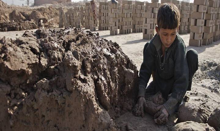 Na luta pela sobrevivência, crianças trabalham arduamente em fábricas de tijolos no Afeganistão.