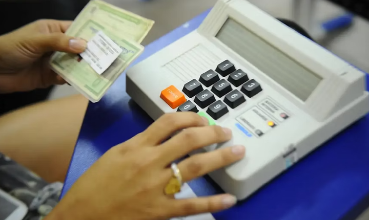 O pequeno príncipe Benson está doente.  Seu pai é o rei Micanor, autoproclamado último monarca do Caribe. Ele é o senhor