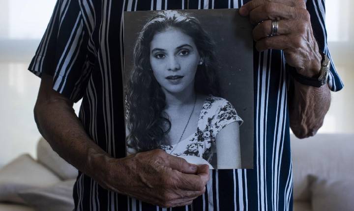Pai passou 26 anos em busca do assassino da filha na Colômbia, e o achou no Brasil. Agora, teme que ele siga impune