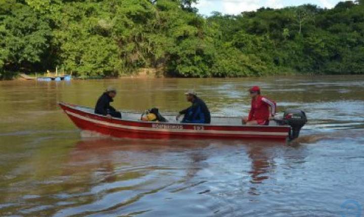 Pescador cai de barco e desaparece no rio Taquari, em Coxim.
