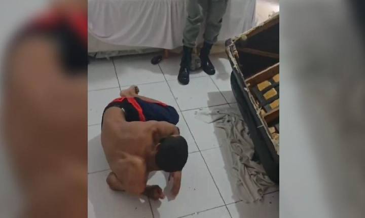 PM encontra suspeito escondido dentro de um sofá, em Caldas Novas