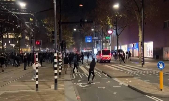 Polícia prende manifestantes em 2ª noite de protestos contra lockdown na Holanda