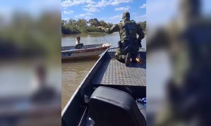 Polícia socorre família à deriva no Rio Araguaia; criança estava com anzol fisgado no nariz