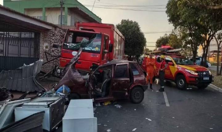 Uma pessoa morre e seis ficam feridas após carro atravessar avenida e ser atingido por caminhão