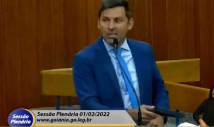 Vereador se veste de palhaço, exibe arma e pede para levar chibatada de cinto em discussão do IPTU na Câmara Goiânia