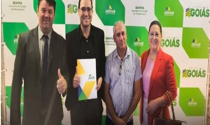 Vereadores Waltinho, Tigrinho e Cleide, participaram da assinatura do convênio de 34 casas para Chapadão do Céu