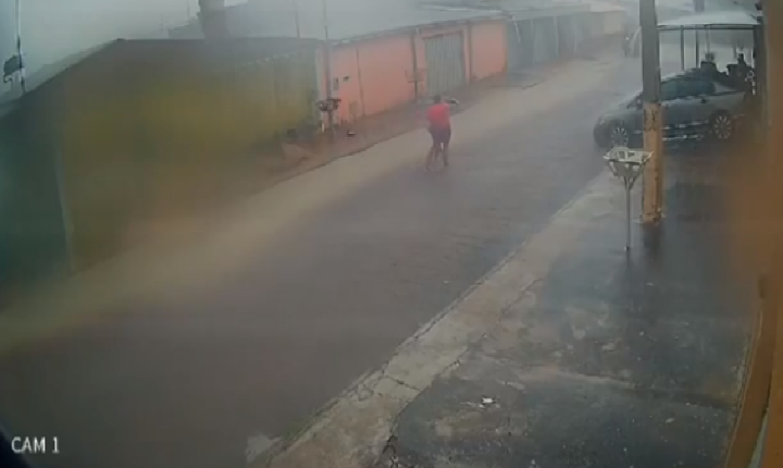 Vídeo mostra criança caminhando ao lado da mãe pouco antes de ser arrastada por enxurrada e desaparecer