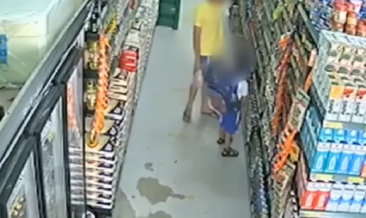 Vídeo mostra quando pai furta carnes de supermercado e coloca dentro da mochila do filho, em Anápolis