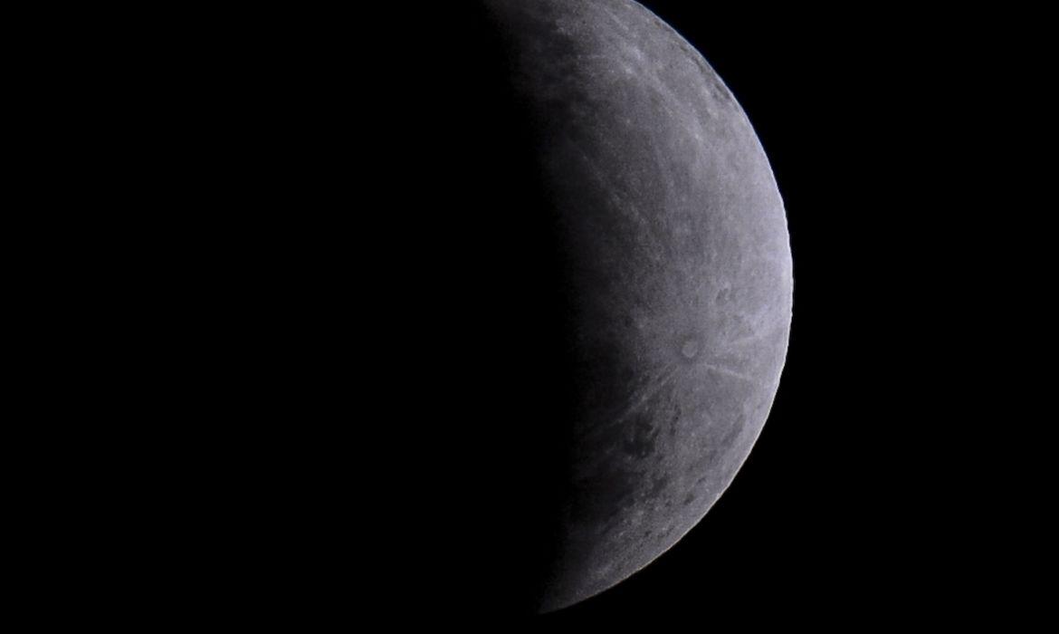 Nasa anuncia descoberta de água em estado líquido na Lua