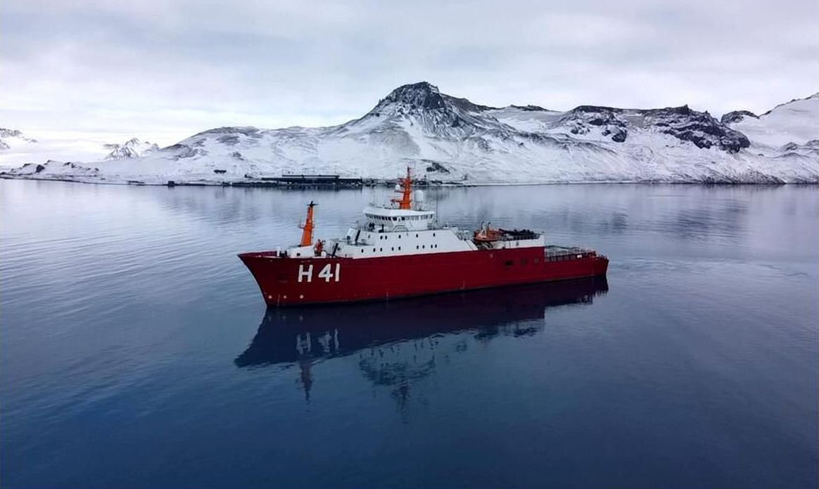 Navio Polar Almirante Maximiano parte com destino à Antártica