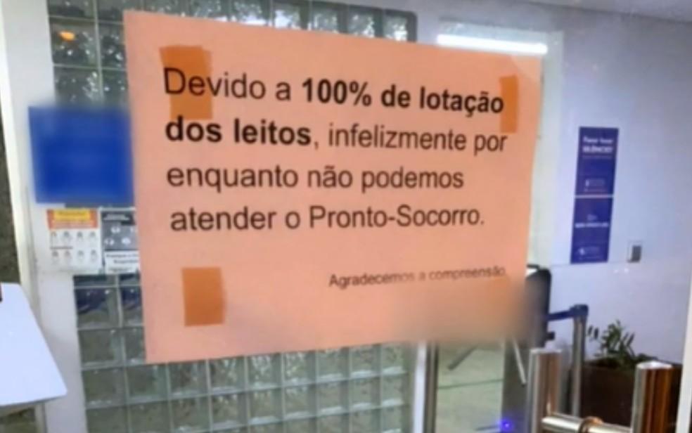 Lotado, hospital coloca cartaz na porta para avisar que fechou o pronto-socorro, em Goiânia