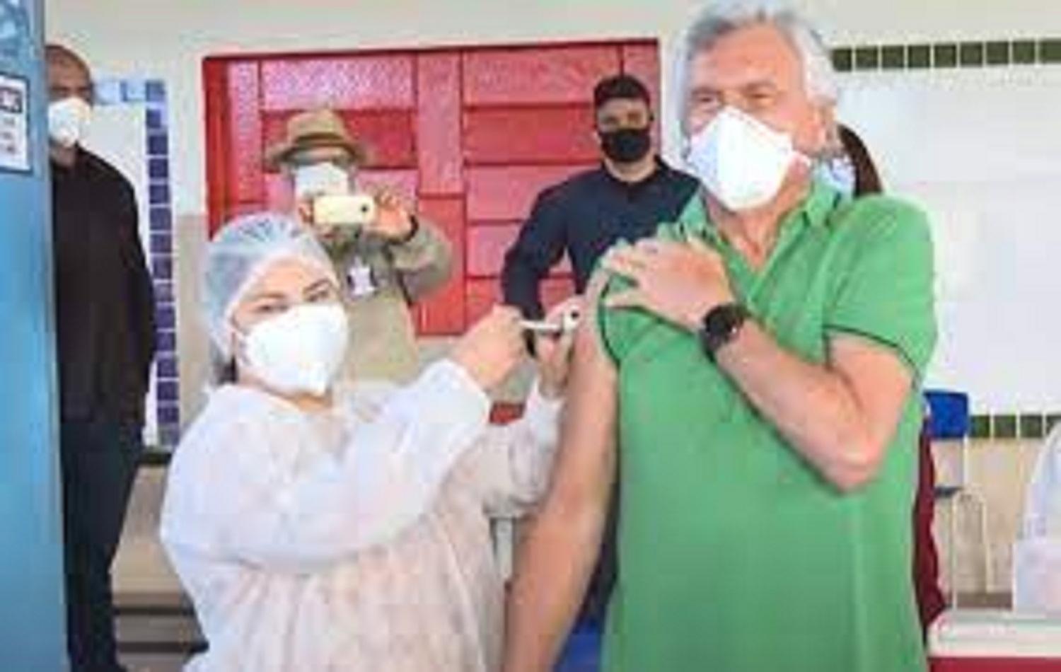 Caiado recebe 2ª dose de vacina contra Covid-19 em Goiânia