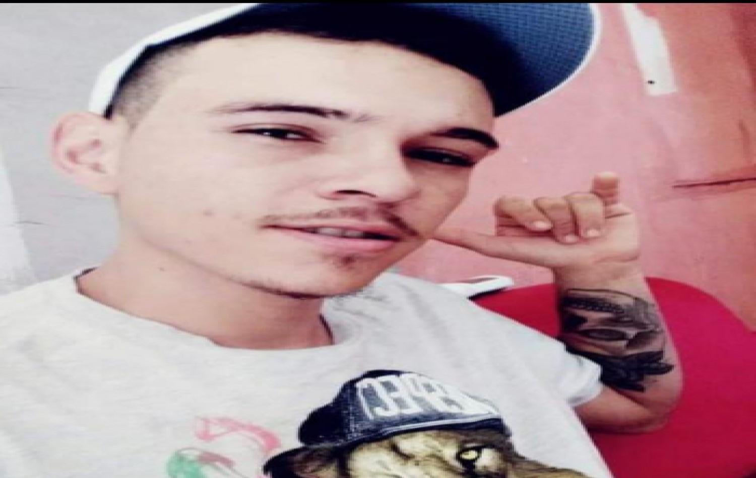 Jovem morre após bater moto em poste, em Jataí.