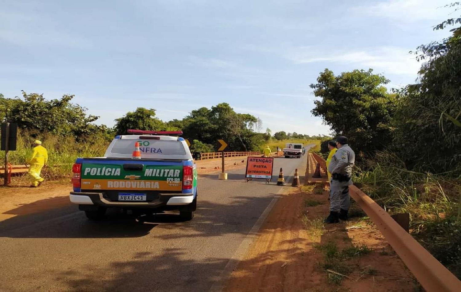 PONTE SOBRE O RIO CORRENTE VOLTA A TER TRÂNSITO LIBERADO