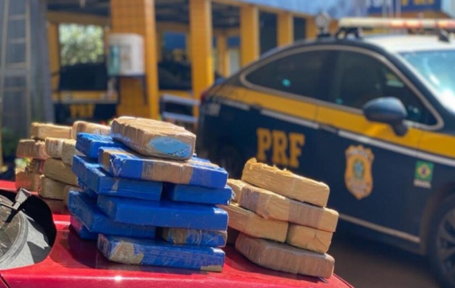 PRF encontra droga avaliada em R$ 4 milhões em porta de carro, em Jataí