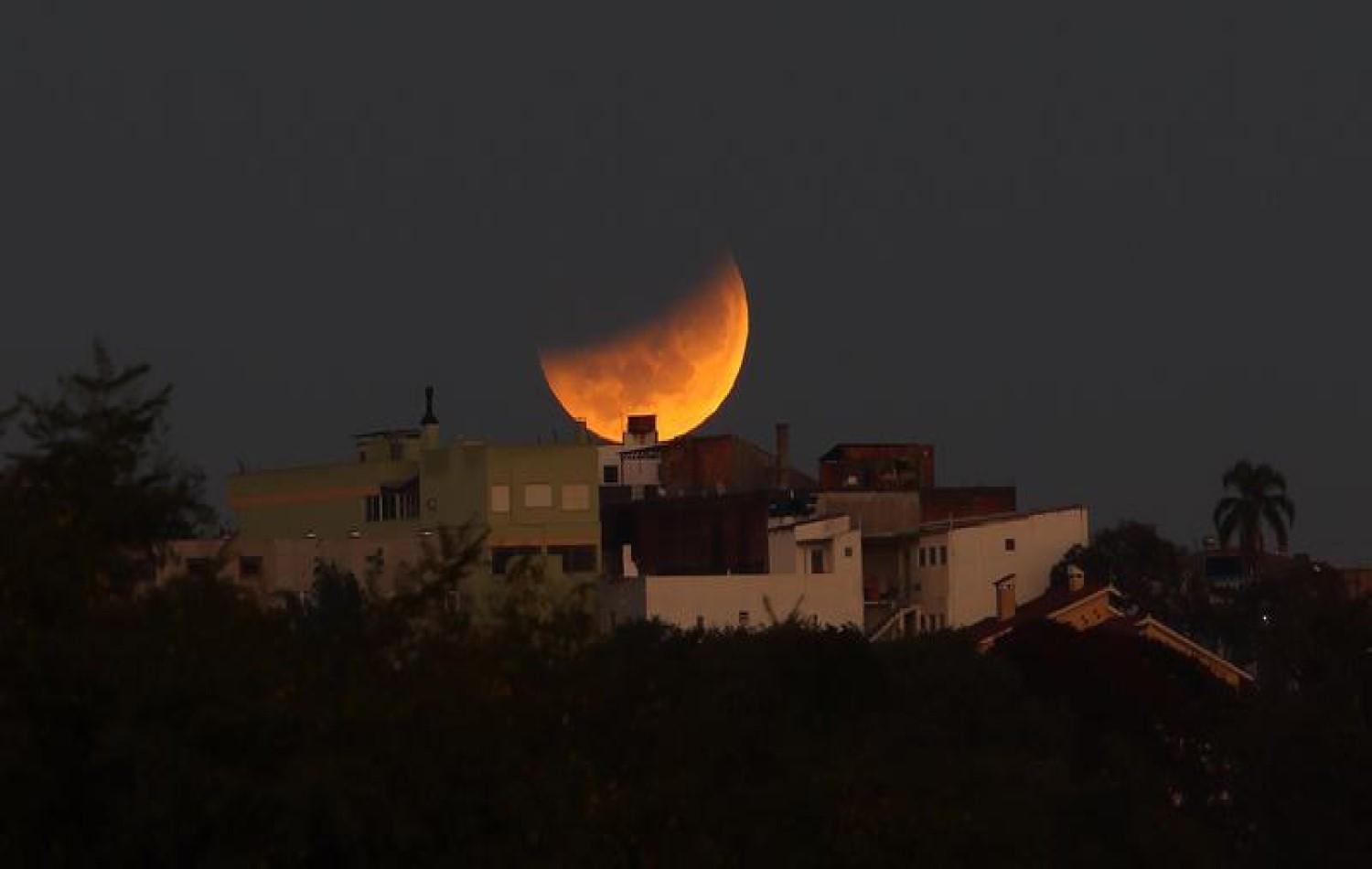 Superlua é vista no céu do Brasil e manhã tem eclipse lunar