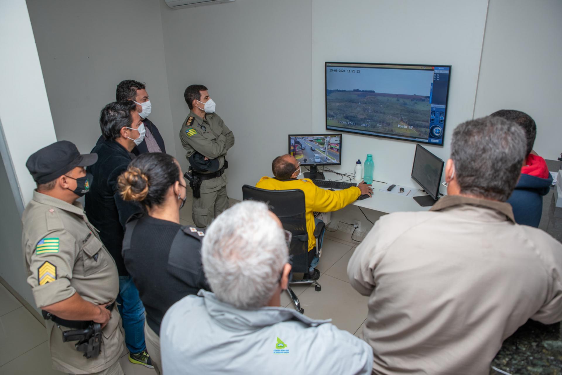Comitiva de Chapadão do Céu conhece o sistema de monitoramento em Mineiros.