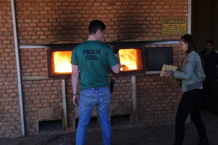 PC incinera mais de 500 Kg. de drogas e apetrechos do tráfico em Chapadão do Sul