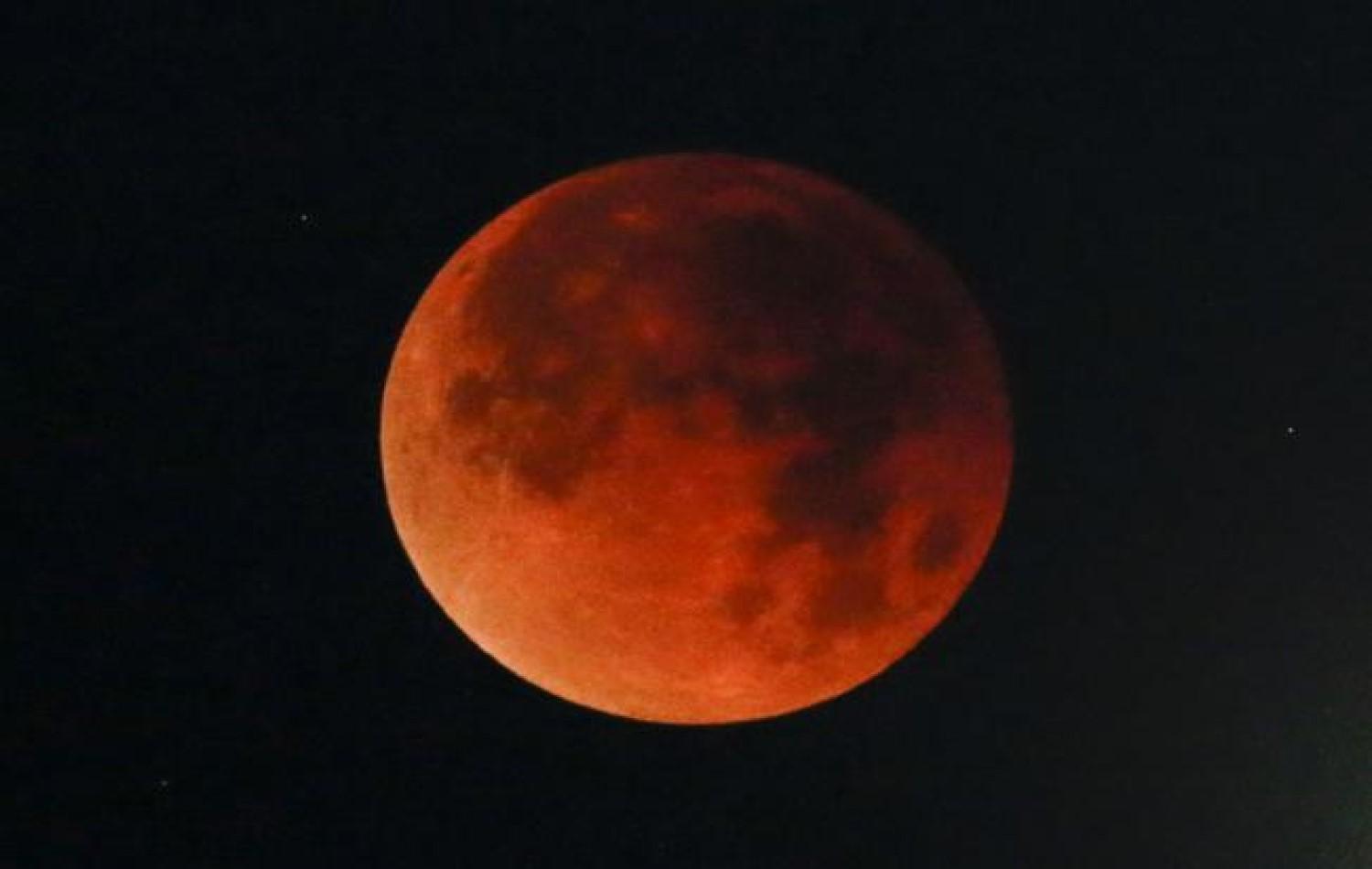 Lua avermelhada encanta mas é mau sinal em vários pontos do Brasil
