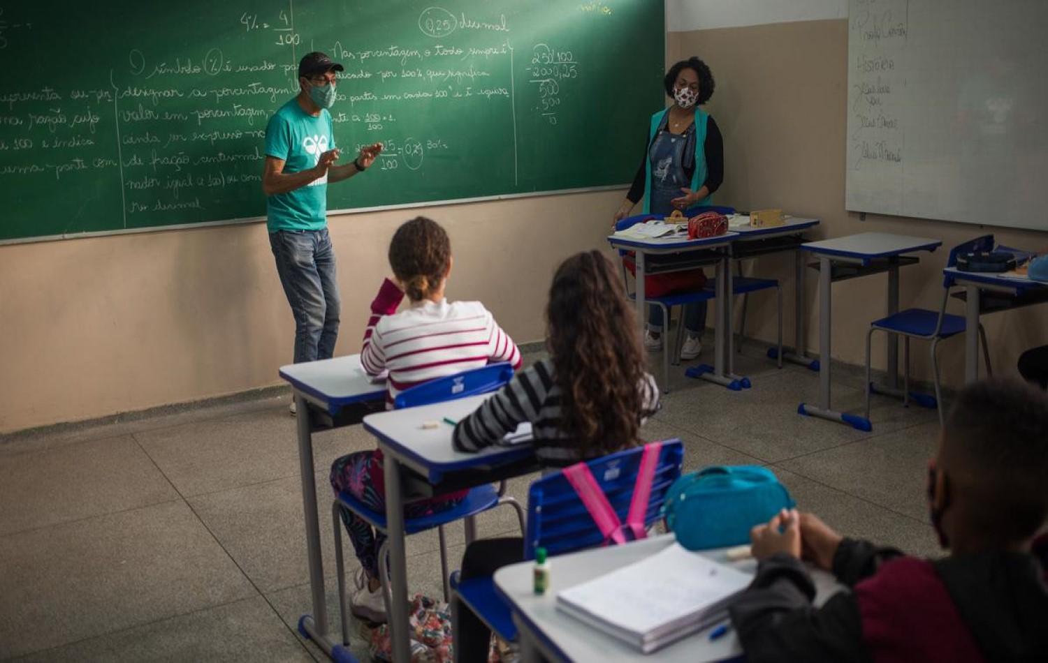 Sobe número de alunos de escolas particulares que migraram para públicas no país