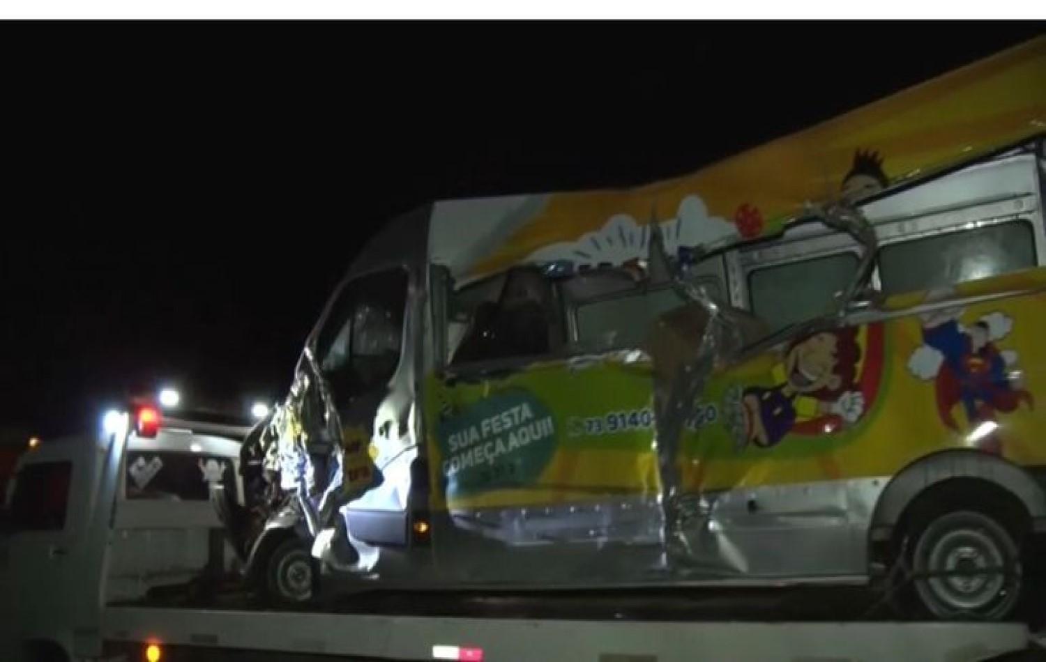 BA: acidente entre carreta, ônibus e van deixa ao menos 12 mortos