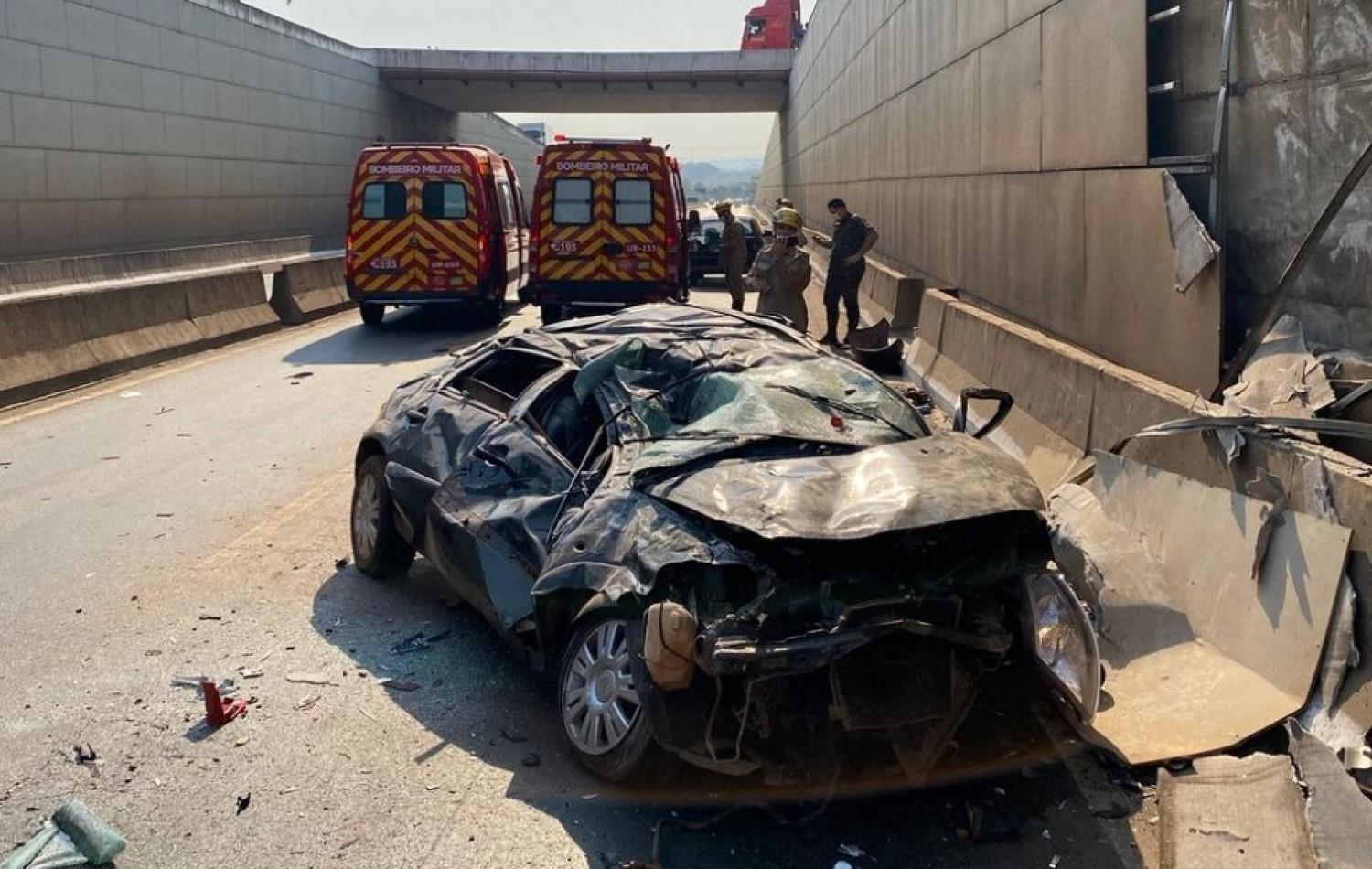 Carro cai de viaduto no Setor Goiânia 2 e motorista fica em estado grave